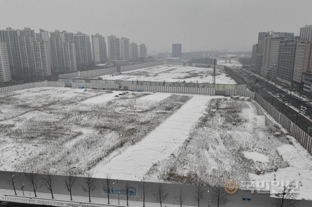 19일 서울 송파구의 한 건설현장에 눈이 쌓여있다.