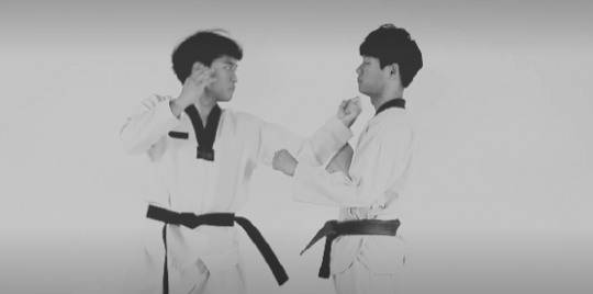 태권도 사범이 손 공격기술인 밤주먹지르기를 시범보이고 있다.  [이동희 실전태권도 동영상 캡처]