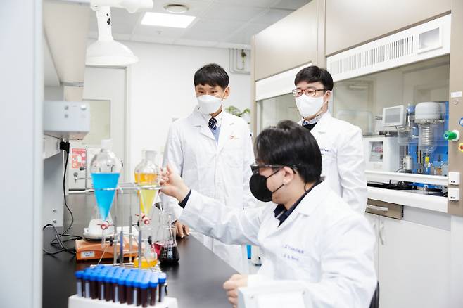 SK케미칼과 스탠다임과 공동 연구 장면 [사진 제공 = SK케미칼]
