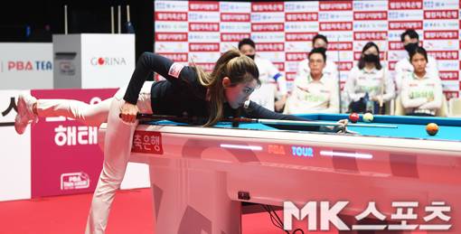 어려운 자세로 샷을 성공시키는 김가영.