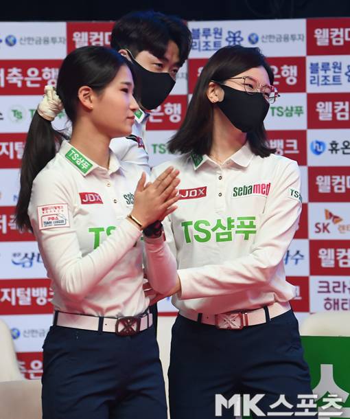 TS샴프 이미래(오른쪽)와 용현지가 완패에 아쉬워하고 있다.