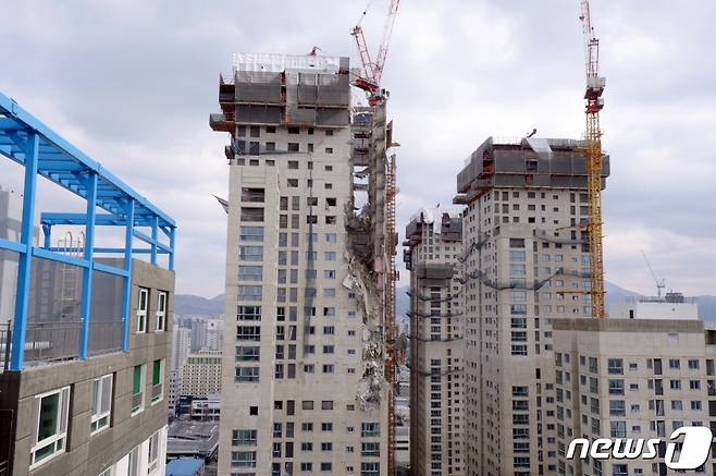 지난 11일 광주광역시 서구에서 발생한 ‘화정아이파크’ 외벽 붕괴 사고 등 사업자의 귀책 사유로 입주가 지연되면 수분양자가 계약해지를 요구하거나 입주지연보상금(지체상금)을 수령할 수 있는 것으로 나타났다. /사진=뉴스1