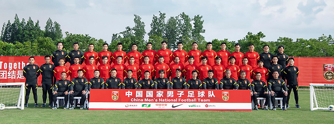 지난 18일(한국시각) 중국 소후닷컴에 따르면 천쉬위엔 중국축구협회장이 베트남과의 2022 카타르월드컵 아시아 최종예선 B조 8차전 승리에 보너스 600만위안(약 11억원)을 내걸었다. 사진은 2020년 중국대표팀의 단체사진. /사진=중국축구협회
