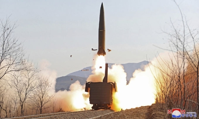지난 14일 북한군이 평안북도 철도에서 미사일을 시험 발사하는 장면. 평양=AP뉴시스