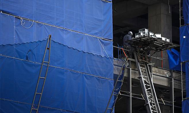 지난 12일 서울 강서구 인근 건설현장에서 건설노동자들이 작업을 하고 있다. 뉴시스