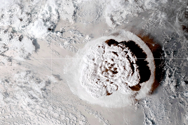 15일 미국 국립해양대기국(NOAA) 환경감시 위성 GOES West(GOES-17)에 포착된 통가 해저화산 버섯구름./사진=AFP
