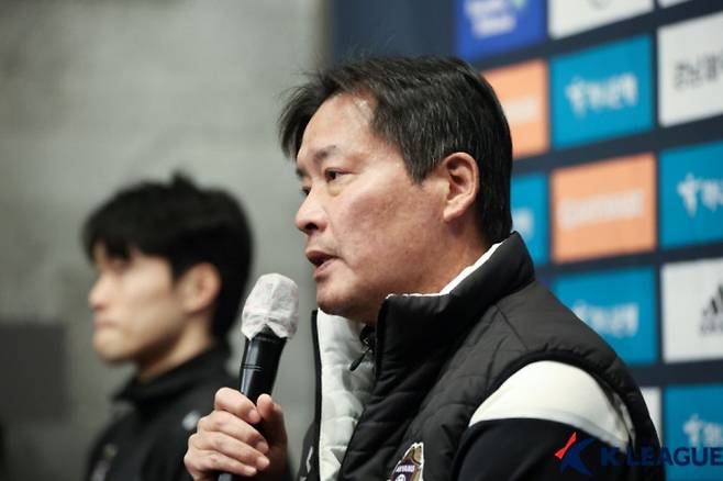 이우형 FC안양 감독이 19일 시즌을 맞는 각오를 설명하고 있다. 프로축구연맹 제공