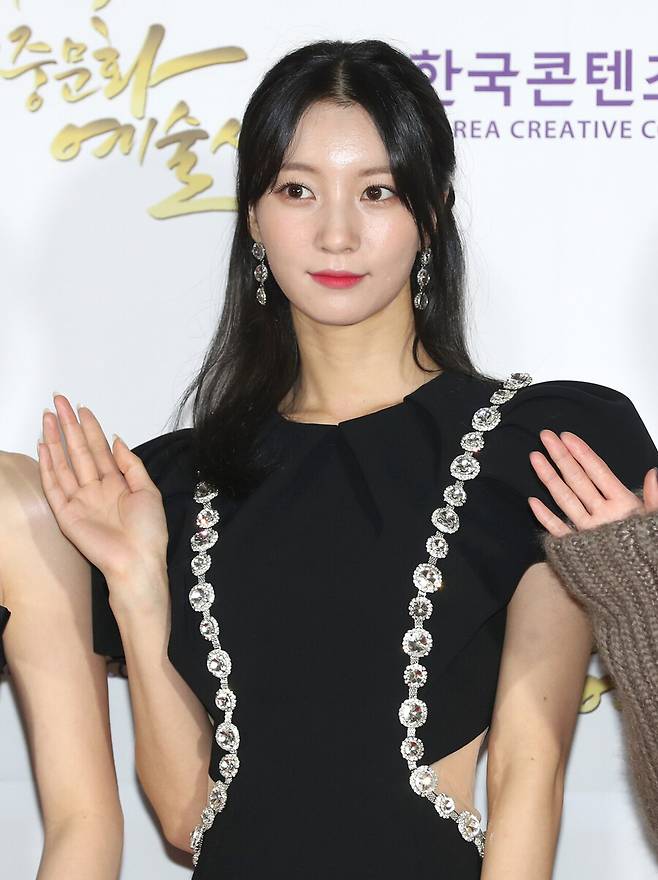 오마이걸 비니, 유빈으로 활동명 변경.."다채로운 활동 위해"