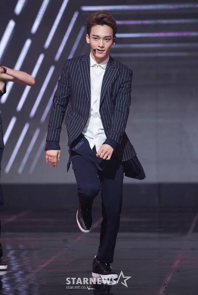 그룹 엑소 첸이 5일 오후 서울 마포구 상암동 CJ E&M 센터에서 열린 케이블채널 엠넷 '엠카운트다운'에서 멋진 무대를 선보이고 있다. /사진=최부석 기자 my2eye@