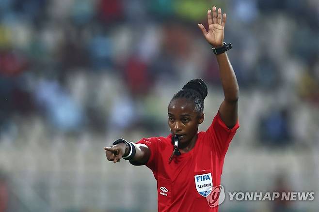 아프리카 네이션스컵 사상 최초의 여성 주심이 된 살리마 무칸상가 심판. [AFP=연합뉴스]