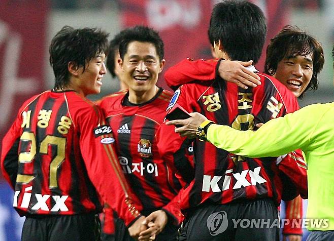 2007시즌 삼성 하우젠컵에서 정조국의 골에 기뻐하는 이청용(왼쪽)과 박주영(오른쪽) [연합뉴스 자료사진]