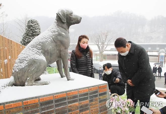 안내견학교 방문한 윤석열 대선후보 (용인=연합뉴스) 국민의힘 윤석열 대선후보가 19일 오후 경기도 용인시 처인구 삼성화재 안내견학교를 방문, 안내견 추모 동상을 찾아 목례하고 있다. 2022.1.19 [국회사진기자단] toadboy@yna.co.kr