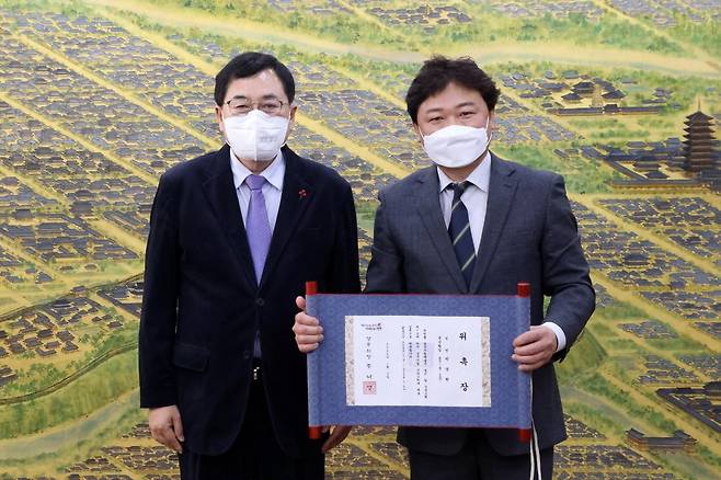 박경현 경주시립 신라고취대 예술감독(오른쪽) [경주시 제공. 재판매 및 DB 금지]