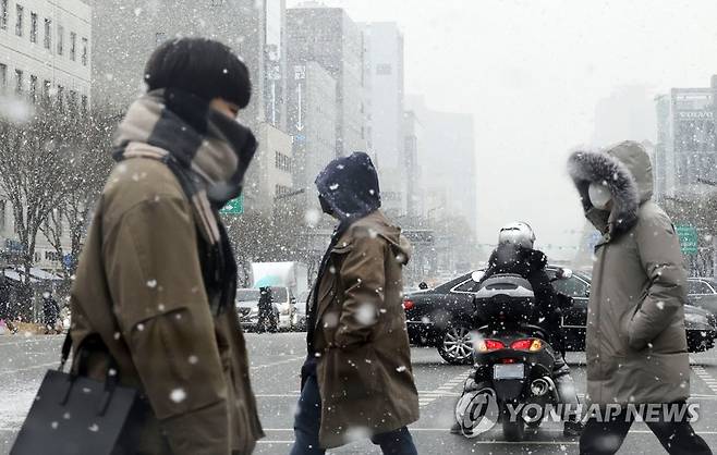 서울 대설주의보...눈 맞으며 길 건너는 시민들 (서울=연합뉴스) 한종찬 기자 = 서울 전 지역에 대설주의보가 내려진 19일 오전 서울 서초동 인근에서 시민들이 길을 건너고 있다. 2022.1.19 saba@yna.co.kr