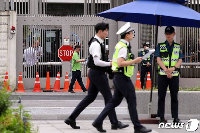 서울 광화문 주한미국대사관 앞에서 경찰들이 경계근무를 서고 있다. 2019.6.26/뉴스1 © News1 이광호 기자