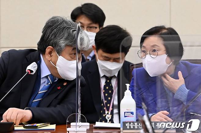 한상혁 방송통신위원장(왼쪽)과 김현 방송통신위원회 부위원장.© News1 구윤성 기자