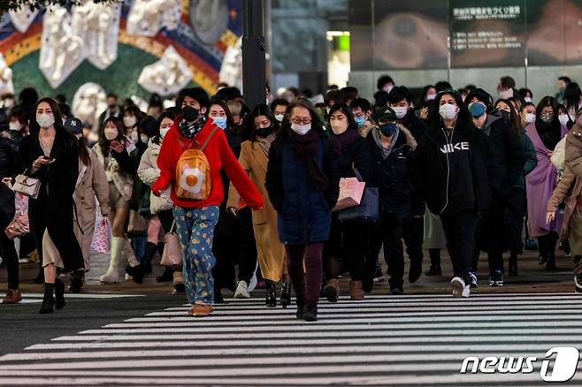 19일 (현지시간) 오미크론 변이 확산 속 도쿄 시부야 건널목에서 직장인들이 마스크를 쓰고 출근을 하고 있다. © AFP=뉴스1 © News1 우동명 기자