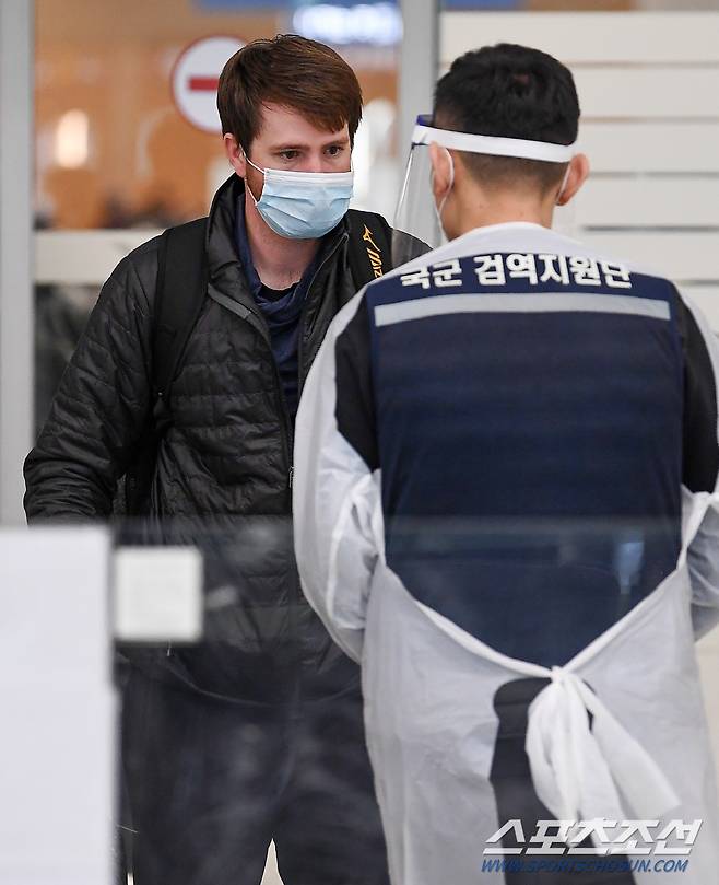 입국장을 나서는 롯데 새로운 외국인 투수 찰리 반스 '코로나19 서류 검사'