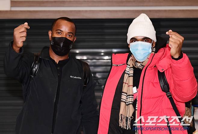 20일 인천공항 제1터미널을 통해 KIA 타이거즈 외국인 선수 소크라테스 브리토와 로니 윌리엄스가 입국했다. 입국장을 나서며 인사를 하고 있는 소크라테스 브리토(왼쪽), 로니 윌리엄스. 인천=송정헌 기자songs@sportschosun.com