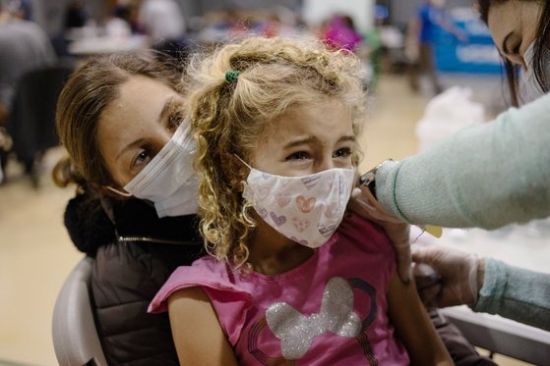 미국 펜실베이니아 주 랜스데일에서 코로나19 백신을 접종하고 있는 6세 여자 아이. 기사와는 관련없음. /사진=연합뉴스