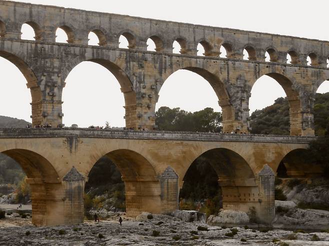 프랑스 님(Nimes)의 로마 수도관다리 퐁 뒤 가르(Pont du Gard)./박진배 뉴욕 FIT 교수, 마이애미대학교 명예석좌교수