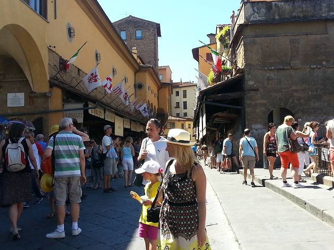피렌체의 폰테베키오(Ponte Vecchio). 다리 중간의 아치형으로 열린 지점에 이르러 강을 보기 전 까지는 다리 위를 걷고 있었는지 모르는 경우도 많다. /박진배 뉴욕 FIT 교수, 마이애미대학교 명예석좌교수