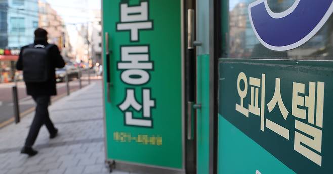 17일 서울 시내 한 부동산중개업소에 오피스텔 안내문이 붙어 있다. 이날 한국부동산원에 따르면 전국 오피스텔 작년 4분기 매매 가격은 3분기 대비 1.03% 올랐다./연합뉴스