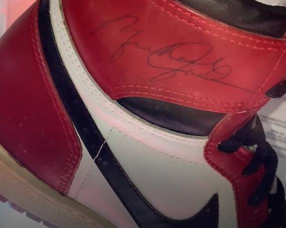 마이클 조던 친필 사인 슈즈/호아드 갤러리