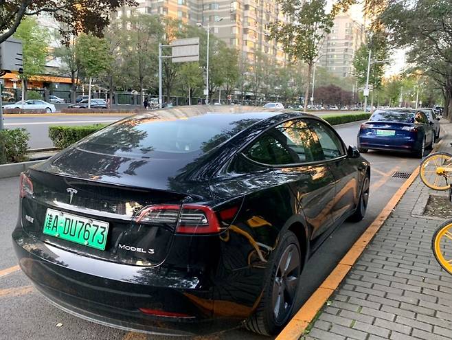 중국 베이징의 도로에 주차된 테슬라 모델3 세단. /김남희 특파원