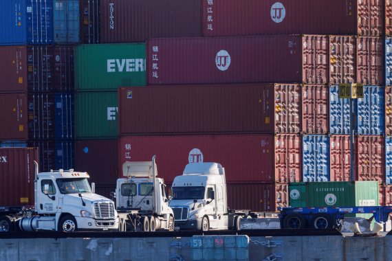 미국 캘리포니아주 로스앤젤레스항에 지난해 11월 22일(현지시간) 컨테이너를 나르기 위해 트럭들이 대기하고 있다. 로이터뉴스1