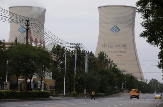 중국 랴오닝성 선양의 석탄 화력발전소에서 지난해 9월 29일 여기가 뿜어져 나오고 있다. 중국의 지난해 석탄생산량은 사상최대를 기록했다. 로이터뉴스1