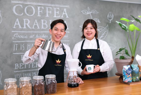 스타벅스 코리아 18대 커피대사로 선발된 서우람 커피대사(왼쪽), 양정은 커피대사.