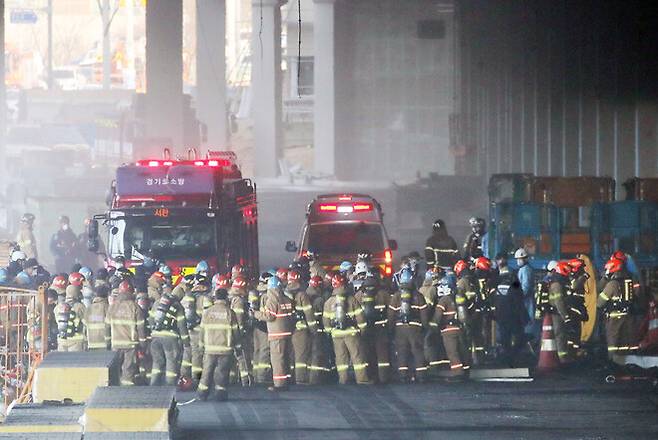 6일 오후 경기도 평택시의 한 신축 공사장 화재 현장에서 실종됐던 소방관을 태운 구급차가 현장을 떠나고 있다. 연합뉴스
