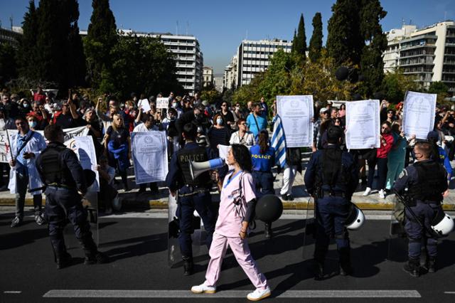 그리스 아테네의 국회의사당 앞에서 지난해 11월 3일 의료계 종사자와 시위대가 신종 코로나바이러스 감염증(코로나19) 백신접종 의무화에 반대하는 시위를 벌이고 있다. 아테네=AFP연합뉴스