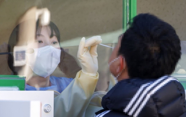 최근 코로나19 오미크론 변이 바이러스 검사 방식을 둘러싸고 논쟁이 불거지고 있다./사진=연합뉴스
