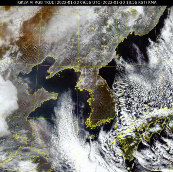 내일(21일)까지 중국 북동지방에 위치한 고기압의 영향을 받으며 맑고 추운 날씨가 이어질 전망이다. 사진은 천리안위성 2A호가 찍은 한반도 [사진=기상청]
