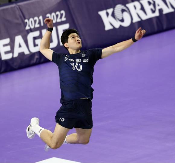 토미 틸리카이넨 대한항공 감독이 20일 열린 KB손해보험과 홈 경기 도중 코트에서 뛰고 있는 선수들에게 지시를 하고 있다. [사진=발리볼코리아닷컴]