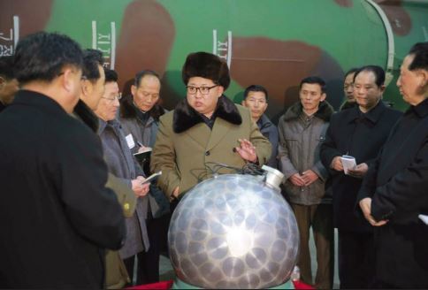 2016년 5월 김정은 북한 국무위원장이 핵탄두 기폭장치 추정 물체를 살펴보고 있다. 이 물체는 단거리탄도미사일에 실을 수 있을 것으로 추정된다. 중앙포토