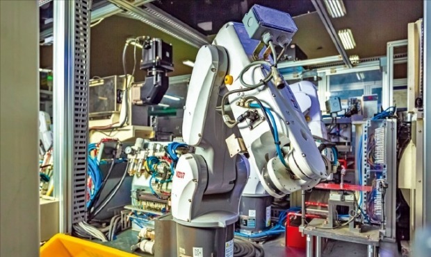 자동차용 고무제품 생산기업 화승의 경남 양산 공장에서 무인로봇이 전기차 부품으로 사용되는 특수고무 호스를 제조하고 있다.  /화승  제공