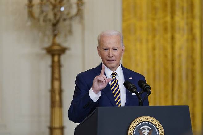 조 바이든 미국 대통령이 취임 1주년을 하루 앞둔 19일(현지시간) 백악관에서 기자회견을 하고 있다. 바이든 대통령은 “러시아가 우크라이나를 침공할 경우 책임을 물을 것”이라고 말했다. AP연합뉴스