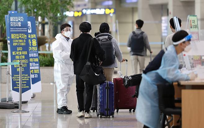 Passengers arrive at the Incheon Internationl Airport on Thursday. (Yonhap)