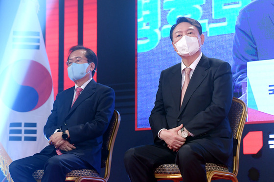 People Power Party (PPP) lawmaker Hong Joon-pyo, left, and the party's now-presidential candidate Yoon Suk-yeol await the results of the PPP nomination race on Nov. 5 at Kim Gu Memorial Hall in Yongsan District, central Seoul. [PRESS POOL]