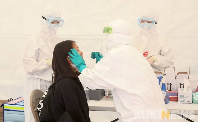 서울 송파구의 한 선별진료소에서 시민들이 코로나19 검사를 받고 있다. 사진=박효상 기자 