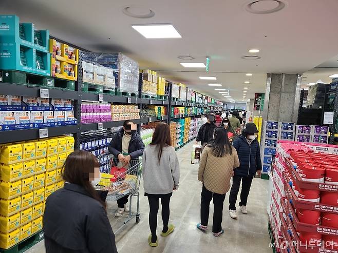 20일 롯데마트 맥스 광주 상무점이 프리오픈 하자 고객들이 상품 구매를 위해 방문했다. /사진=롯데쇼핑