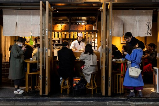 지난 19일(현지시간) 일본 도쿄의 한 식당에서 사람들이 식사하고 있다. 전날 일본 정부는 코로나19 비상 대책인 '만연 방지 등 중점 조치'를 도쿄를 포함한 13개 지역에도 추가로 적용하기로 했다./사진=AFP