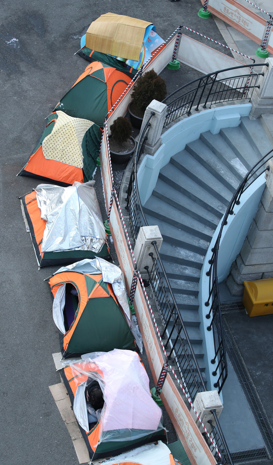 서울 지역 아침 최저 기온이 영하 11도까지 떨어진 12일 오전 서울역 광장에 마련된 노숙인 텐트에서 노숙인들이 추위를 피하고 있다. 2022.1.12/사진 = 뉴스1