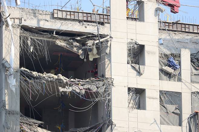 지난 19일 오전 광주 서구 화정아이파크 붕괴사고 현장에서 119구조대가 상층부 수색을 하고 있다. [연합]