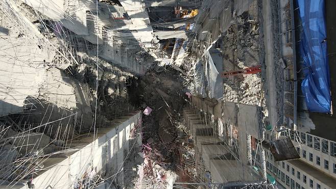 소방당국이 20일 오후 광주 서구 화정동 화정아이파크 붕괴 현장에서 드론을 이용해 38층부터 23층까지 붕괴한 내부를 촬영했다. 소방당국은 바닥이 대부분 붕괴해 소방대원들이 직접 접근할 수 없었던 지점을 드론으로 수색했다. [연합뉴스]