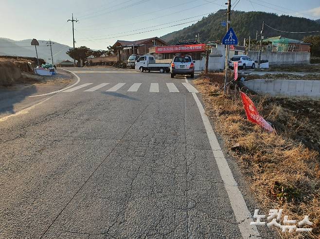 고흥 포두면 마을 앞 아스팔트 바닥의 송전선로 매설을 위한 표식. 고영호 기자