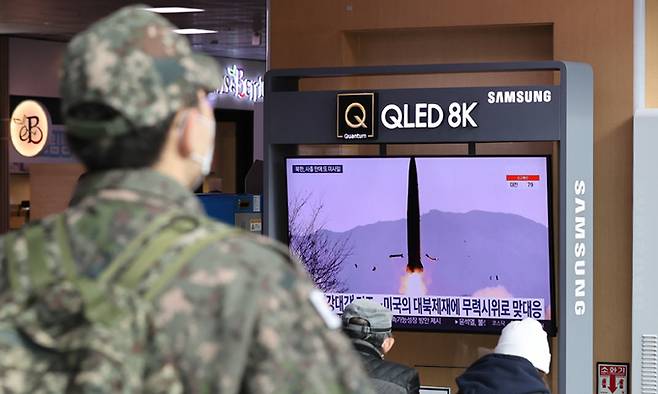 북한이 단거리 탄도미사일 2발을 발사하며 네 번째 무력시위를 벌인 지난 17일 서울역에서 시민들이 관련 뉴스를 시청하고 있다. 뉴스1